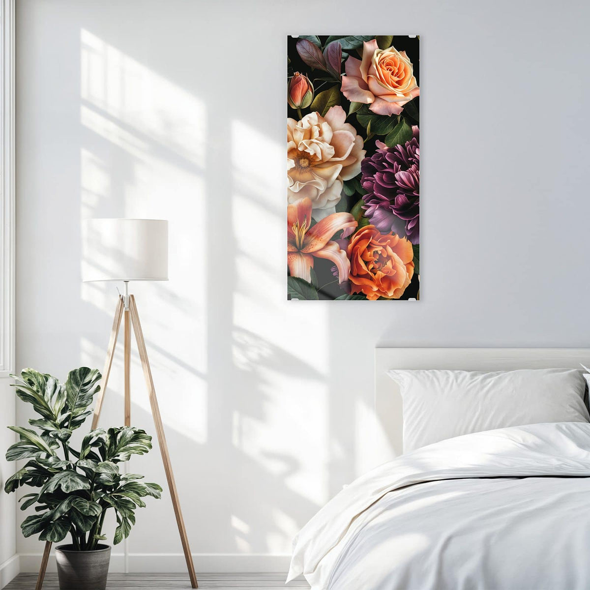 Glasbild Lilien und Rosen an der Wand – Üppiges Bouquet aus orangen Lilien, Rosen und einer dunkelvioletten Dahlie auf Schwarz.