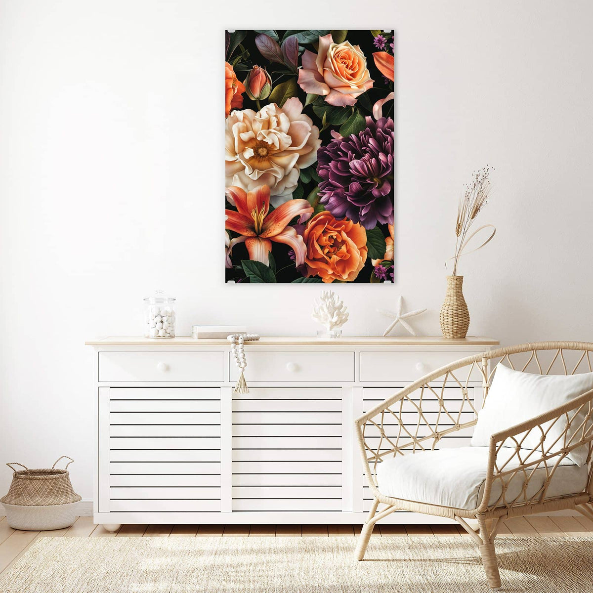 Glasbild Lilien und Rosen an der Wand – Üppiges Bouquet aus orangen Lilien, Rosen und einer dunkelvioletten Dahlie auf Schwarz.