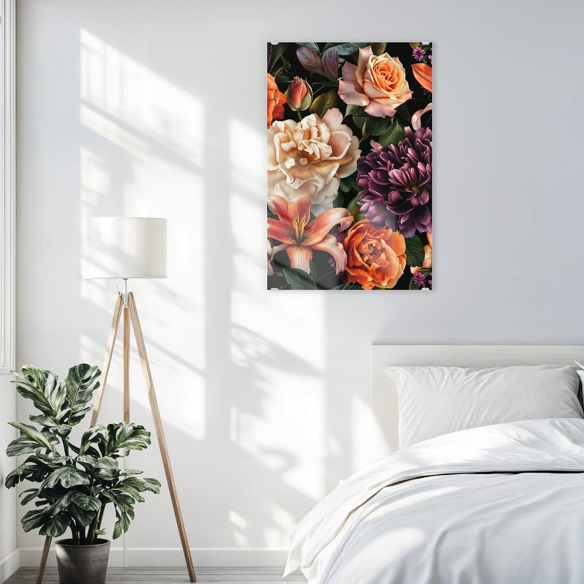 Glasbild Lilien und Rosen an der Wand – Üppiges Bouquet aus orangen Lilien, Rosen und einer dunkelvioletten Dahlie auf Schwarz.