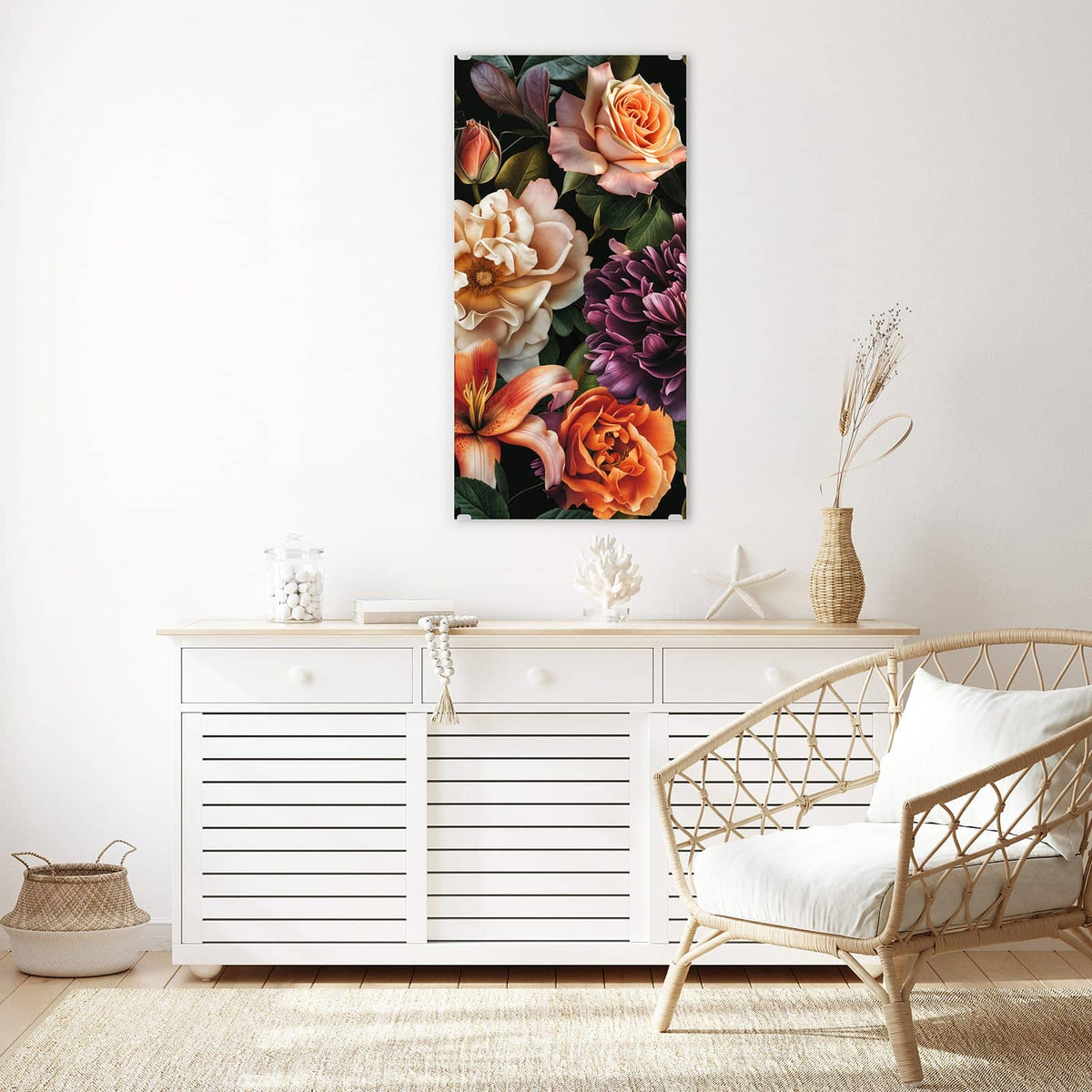 Glasbild Lilien und Rosen an der Wand – Üppiges Bouquet aus orangen Lilien, Rosen und einer dunkelvioletten Dahlie auf Schwarz.