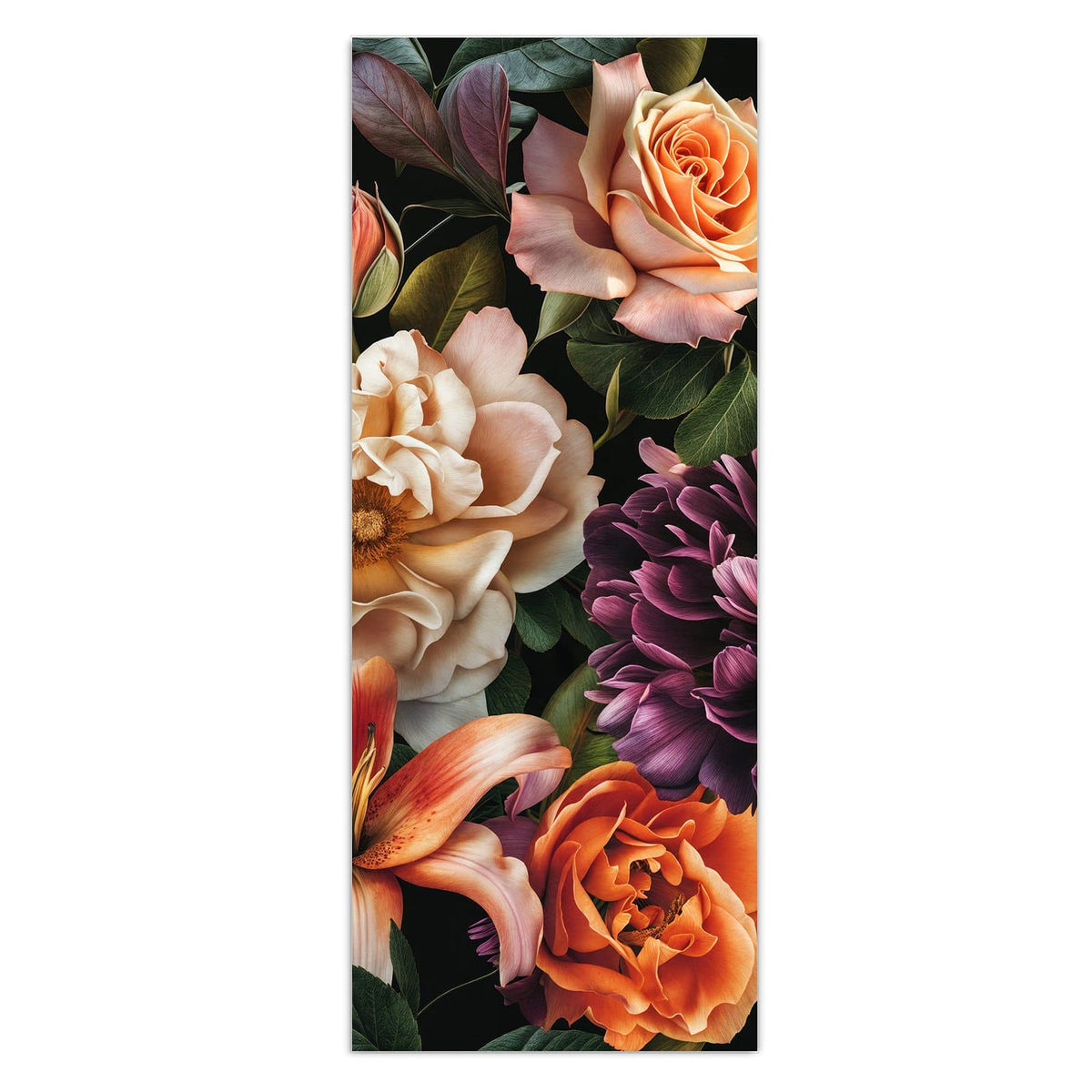 Üppiges Bouquet aus orangen Lilien, Rosen und einer dunkelvioletten Dahlie auf Schwarz.