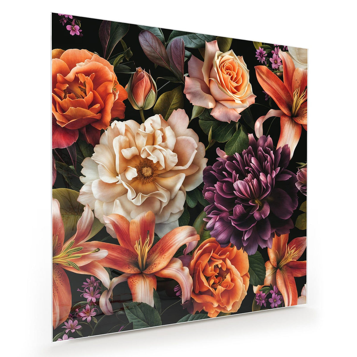 Üppiges Bouquet aus orangen Lilien, Rosen und einer dunkelvioletten Dahlie auf Schwarz.