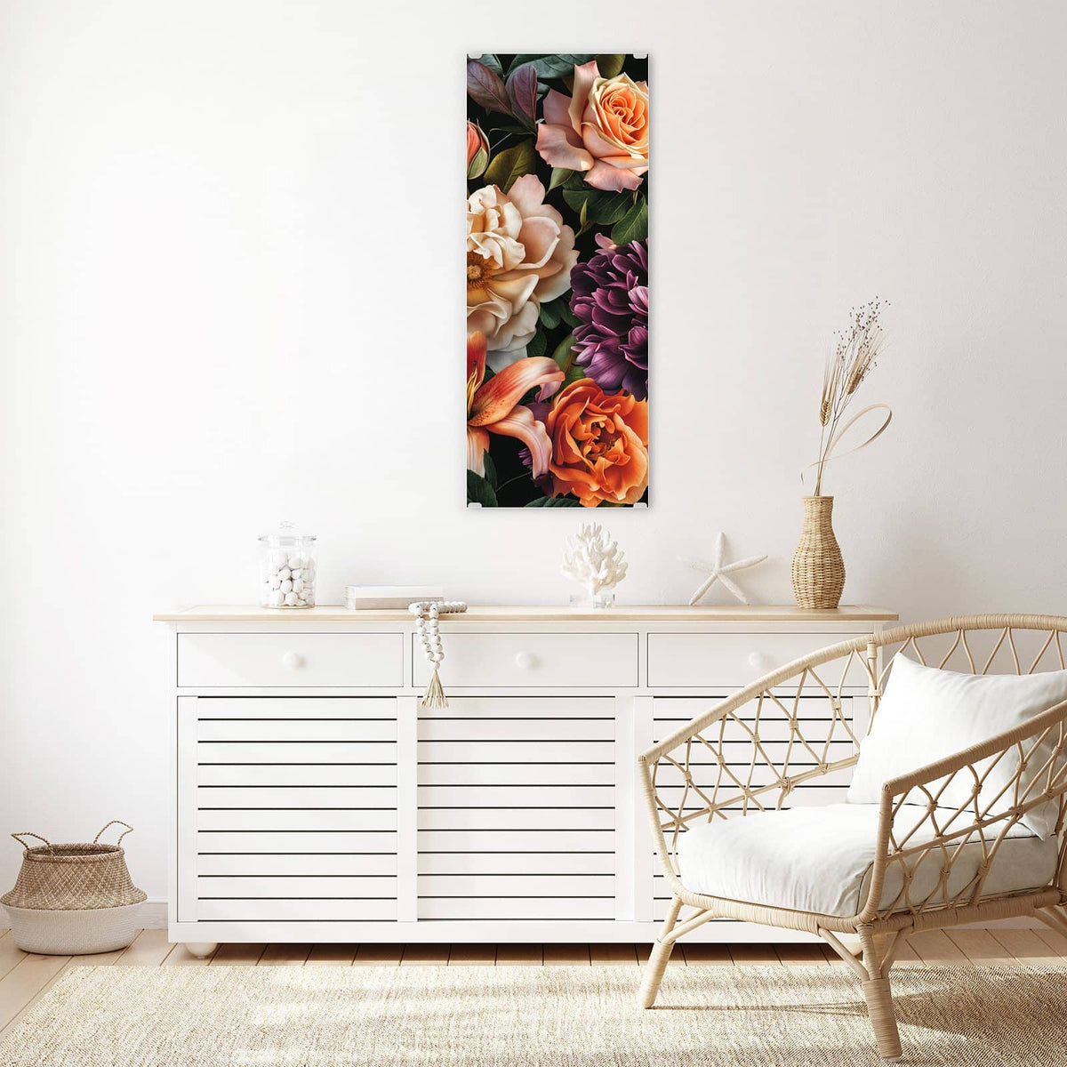 Glasbild Lilien und Rosen an der Wand – Üppiges Bouquet aus orangen Lilien, Rosen und einer dunkelvioletten Dahlie auf Schwarz.