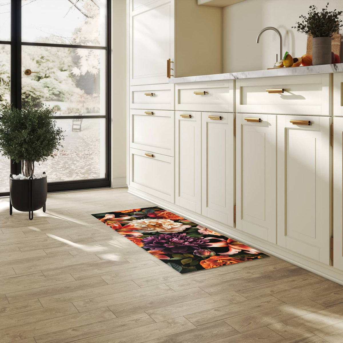 Formstabiler Küchenteppich mit Motiv Blumenpracht in heller Küche