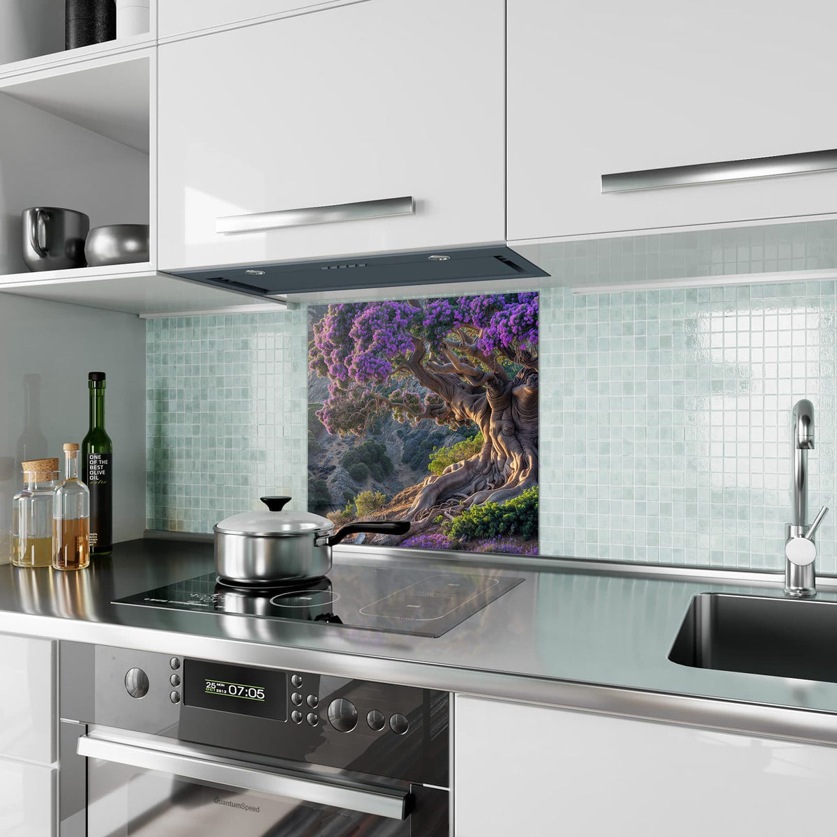 Küchenrückwand aus Glas Baum mit lila Blüten im quadratischen Format als Spritzschutz hinter dem Kochfeld, über dem Fliesenspiegel montiert