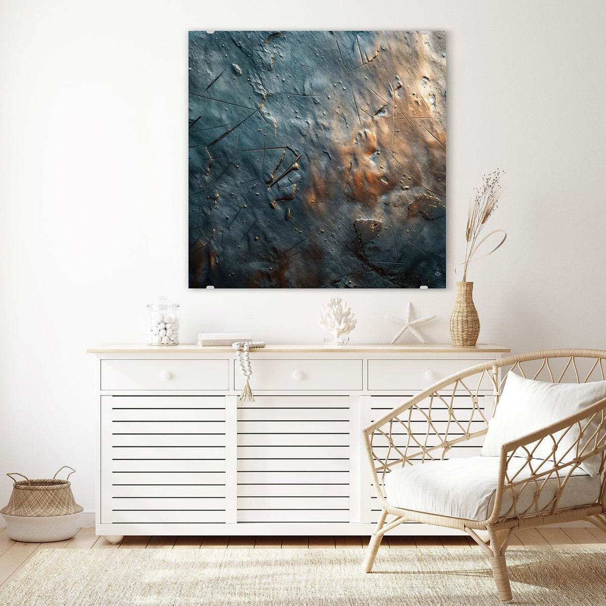 Glasbild Zerkratzter Schiefer an der Wand – Dunkelblaugraue Steinfläche mit feinen Kratzern, Rissen und rostfarbenen Lichtstellen