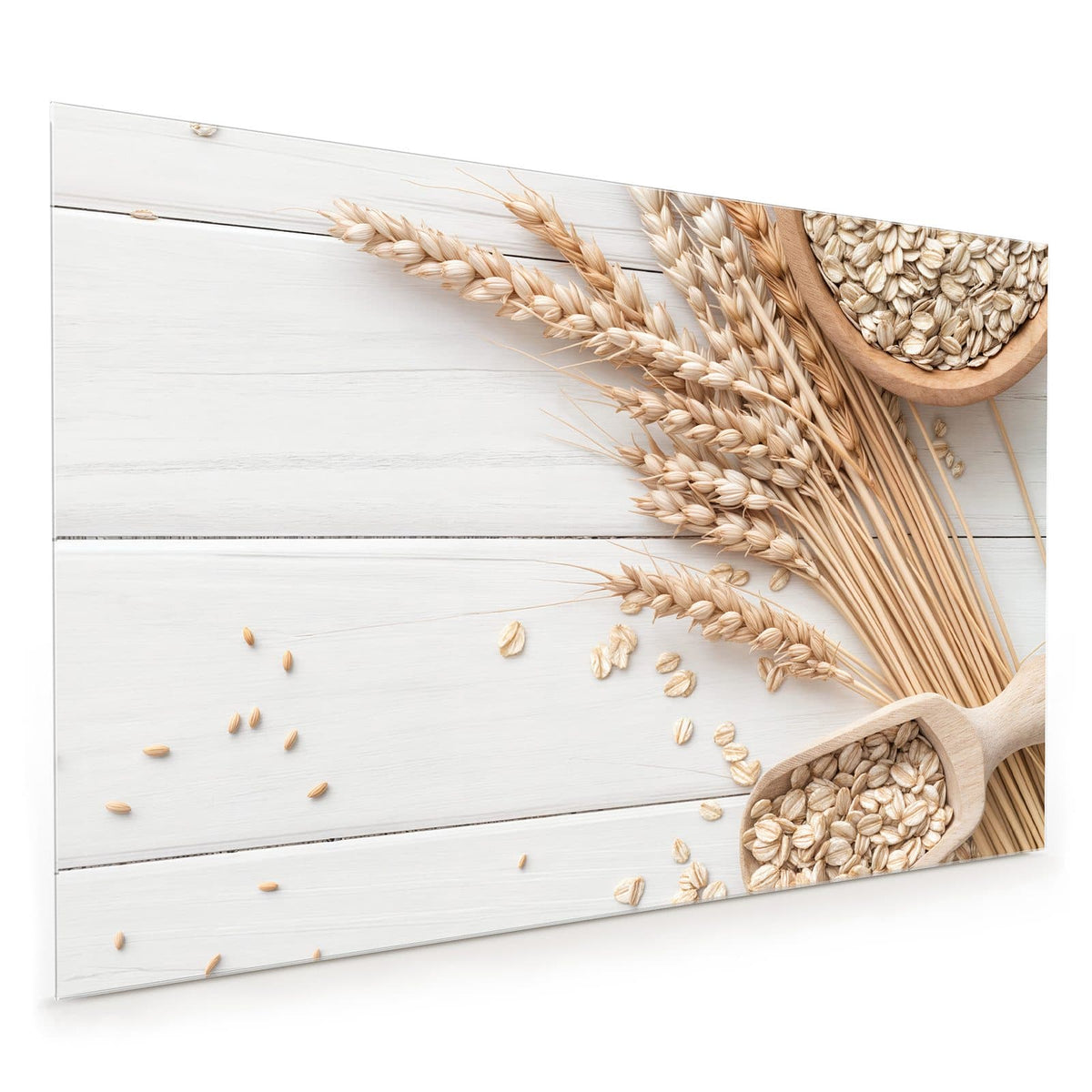 Küchenrückwand aus Glas im Hochformat mit Motiv Haferflocken und Ähren: Weizenähren, Holzschale und Holzschaufel mit Haferflocken auf weißen Brettern