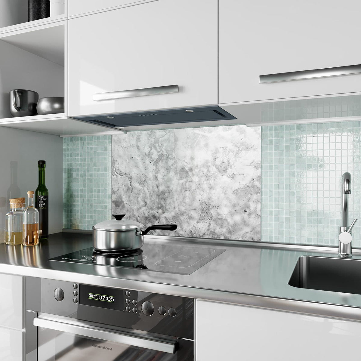 Küchenrückwand aus Glas Weißer Marmor im Hochformat als Spritzschutz hinter dem Kochfeld, über dem Fliesenspiegel montiert