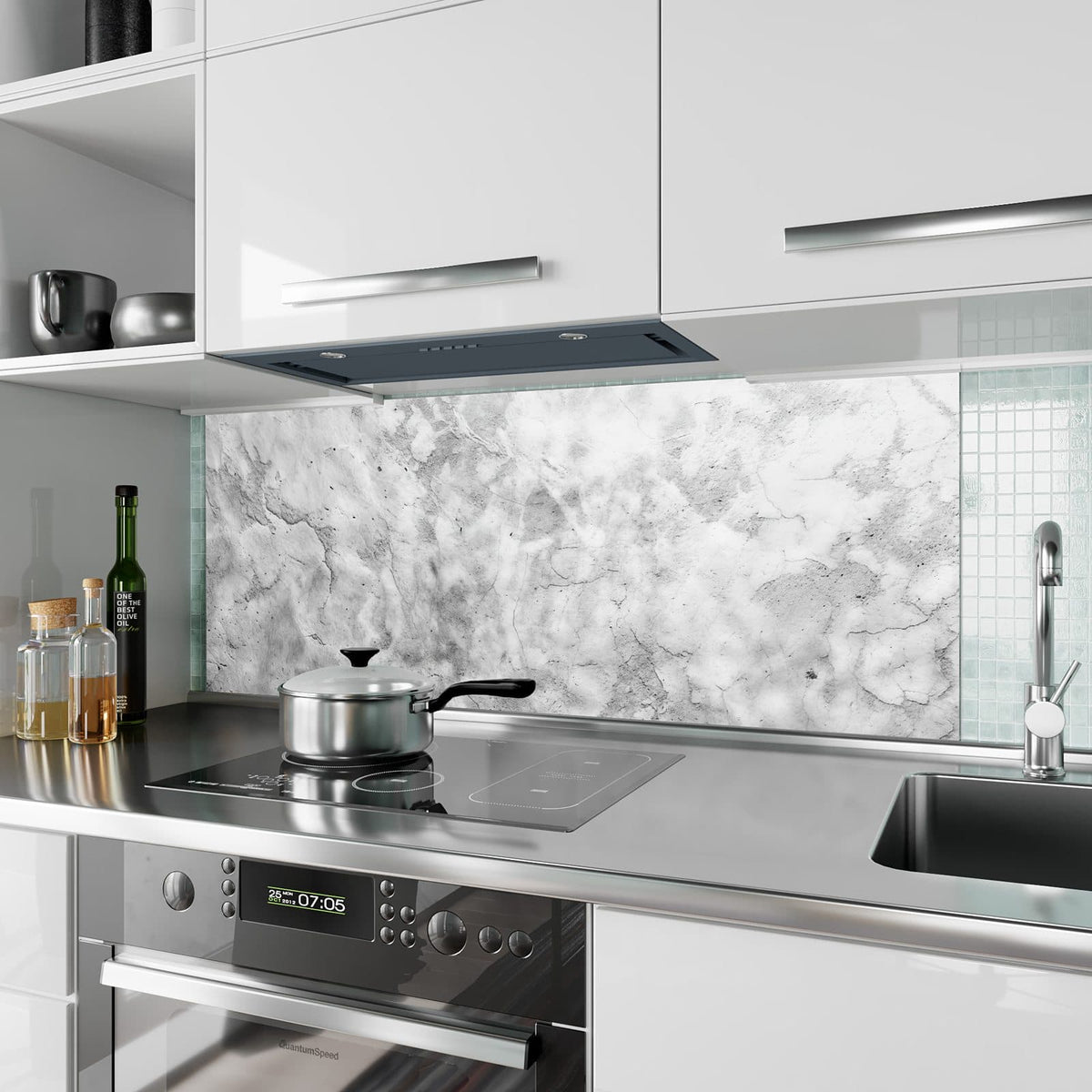 Küchenrückwand aus Glas Weißer Marmor im Hochformat als Spritzschutz hinter dem Kochfeld, über dem Fliesenspiegel montiert