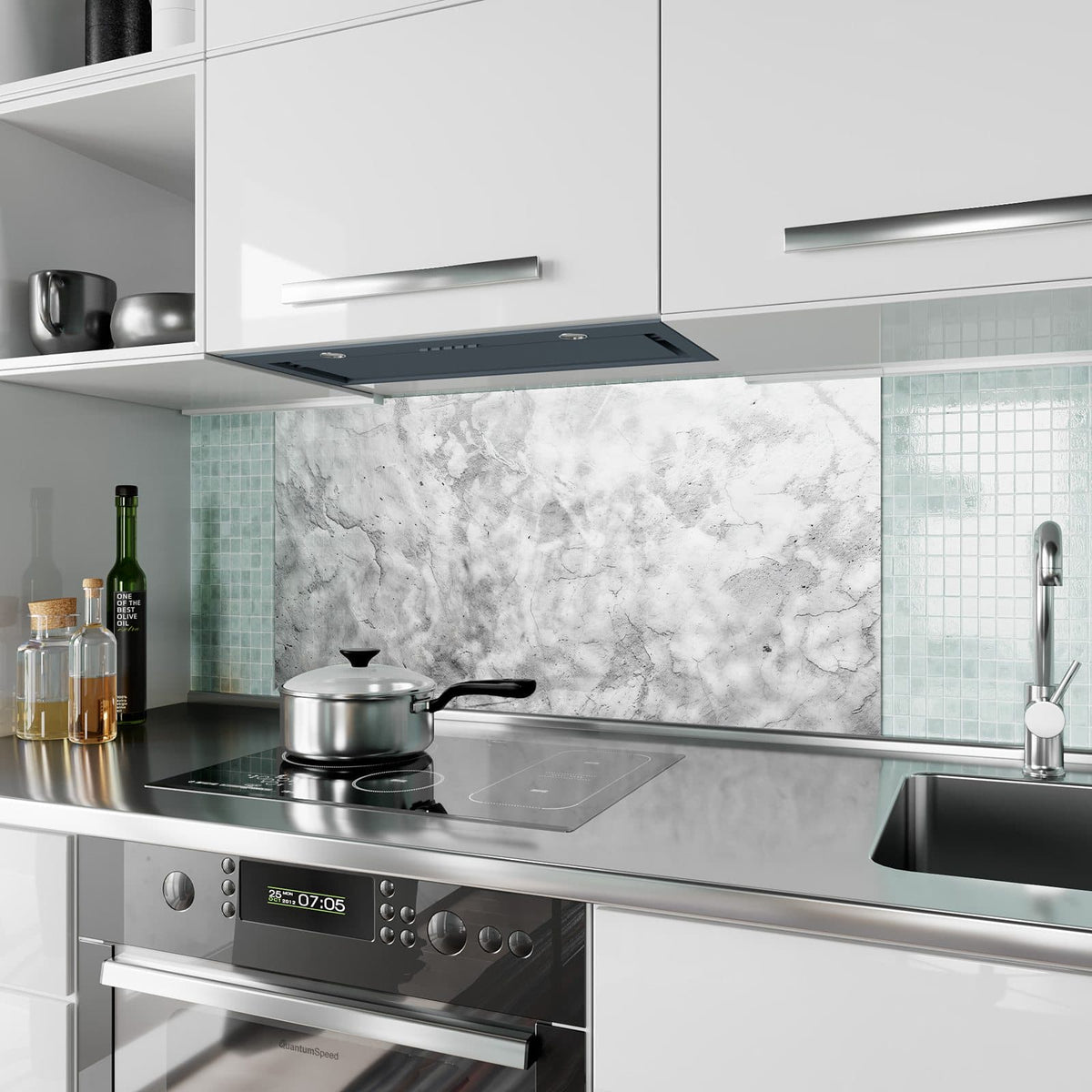 Küchenrückwand aus Glas Weißer Marmor im Hochformat als Spritzschutz hinter dem Kochfeld, über dem Fliesenspiegel montiert