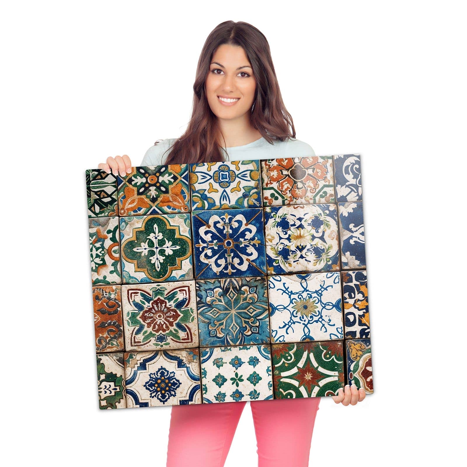 Herdabdeckung aus Holz mit Bunte Fliesenkacheln-Motiv wird zur Größendarstellung gehalten