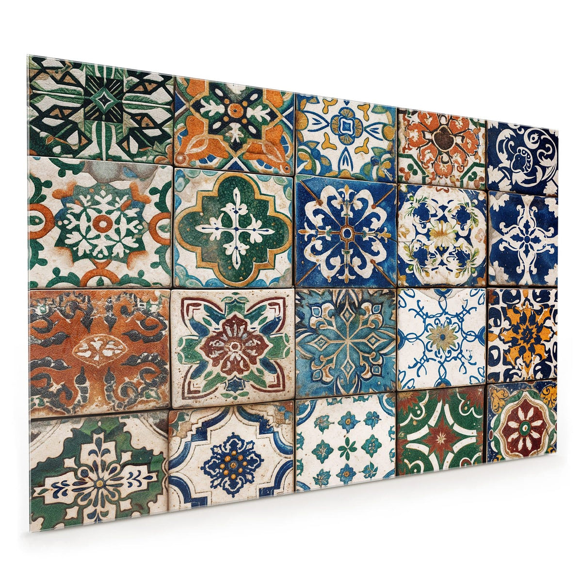 Küchenrückwand aus Glas im Hochformat mit Motiv Mediterrane Fliesen: Patchwork aus 16 bunten Ornamentfliesen in Blau, Grün, Orange und Weinrot