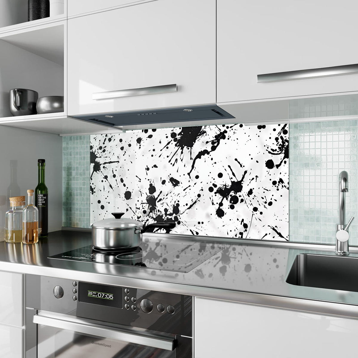 Küchenrückwand aus Glas Tintenspritzer im Hochformat als Spritzschutz hinter dem Kochfeld, über dem Fliesenspiegel montiert