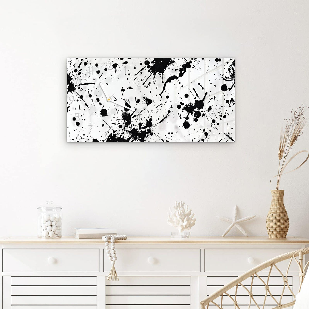 Wanduhr Farbkleckse aus Glas – Querformat 60 × 30 cm – Schwarze Tintenspritzer auf Weiß