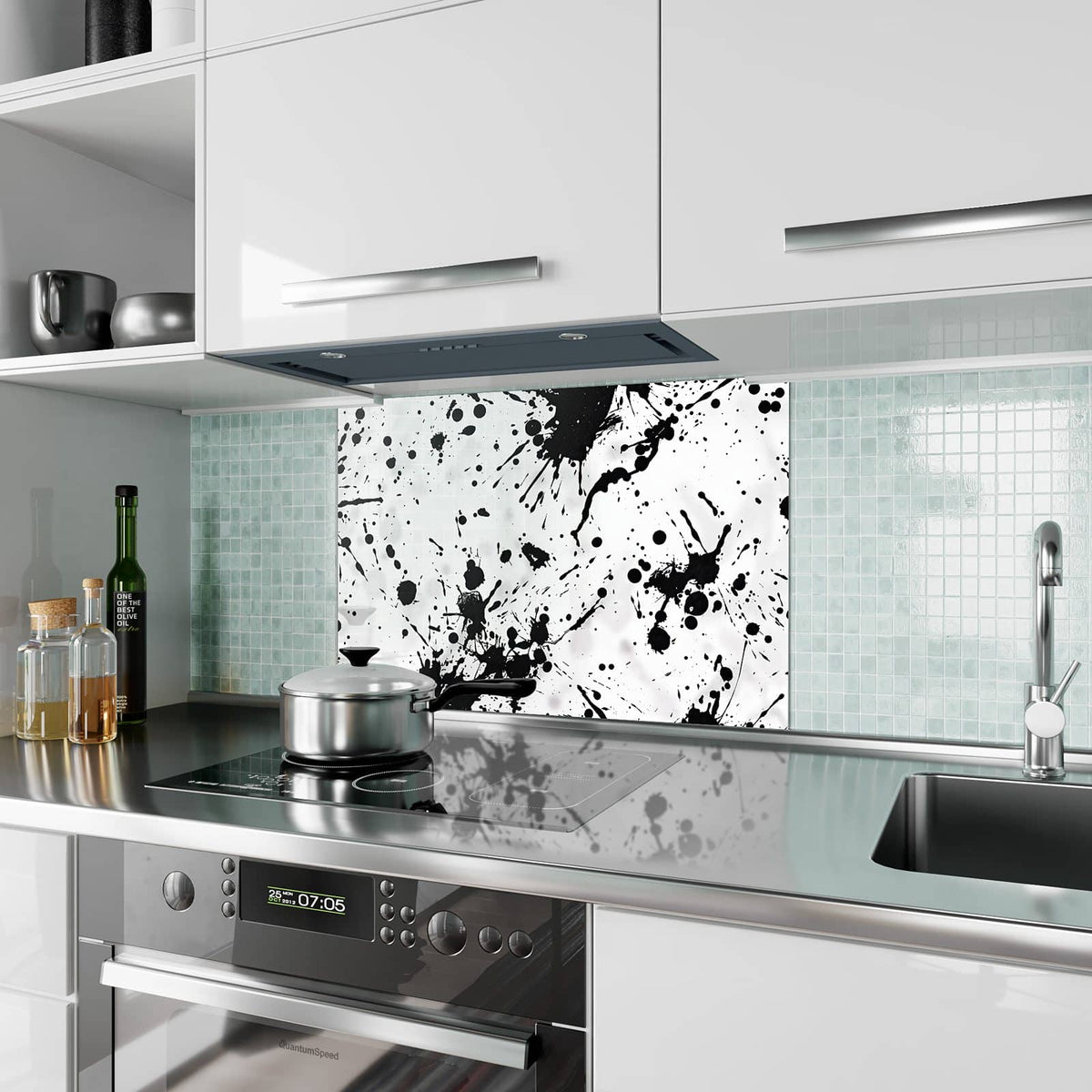 Küchenrückwand aus Glas Tintenspritzer im Hochformat als Spritzschutz hinter dem Kochfeld, über dem Fliesenspiegel montiert