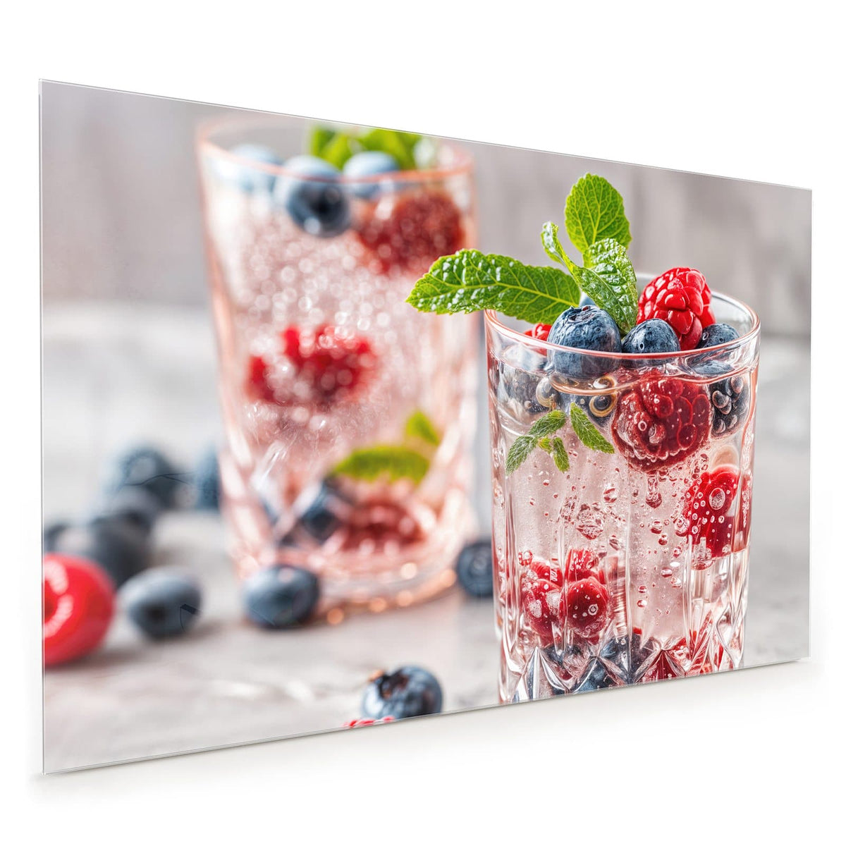 Küchenrückwand aus Glas im Hochformat mit Motiv Limonade mit Beeren: Zwei geschliffene Gläser mit perlender rosa Limonade, Himbeeren