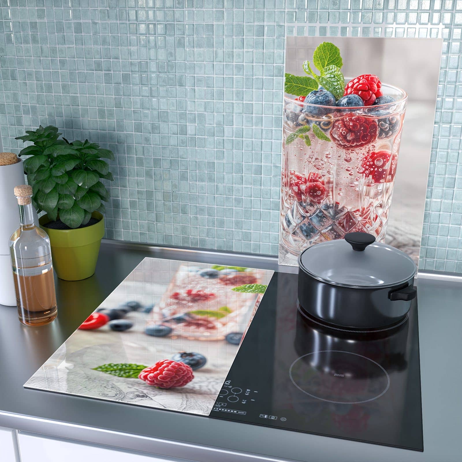 2-teilige Herdabdeckplatte für Induktion mit Cocktail Beeren-Motiv als Spritzschutz hinter dem Kochfeld