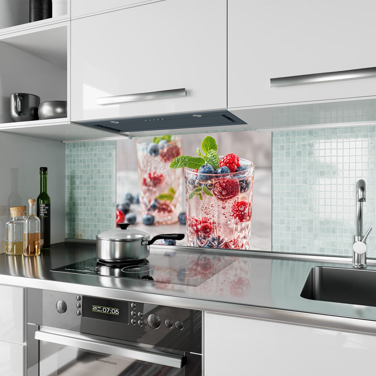 Küchenrückwand aus Glas Limonade mit Beeren im Hochformat als Spritzschutz hinter dem Kochfeld, über dem Fliesenspiegel montiert