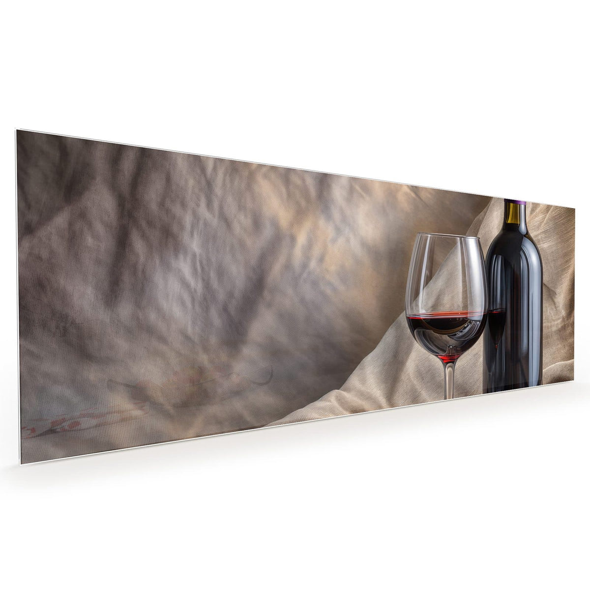 Küchenrückwand aus Glas im Hochformat mit Motiv Weinflasche und Glas: Dunkle Rotweinflasche neben halbvollem Glas vor drapiertem beigem Stoff #grösse_40 x 100 cm #grösse_50 x 125 cm #grösse_60 x 150 cm