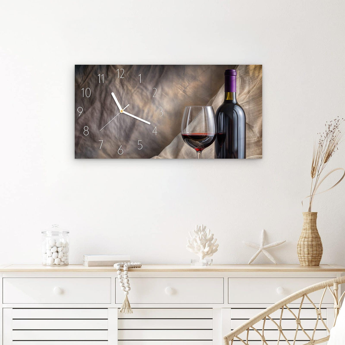 Wanduhr Wein mit Glas aus Glas – Querformat 60 × 30 cm – Rotweinflasche und Glas vor Seide