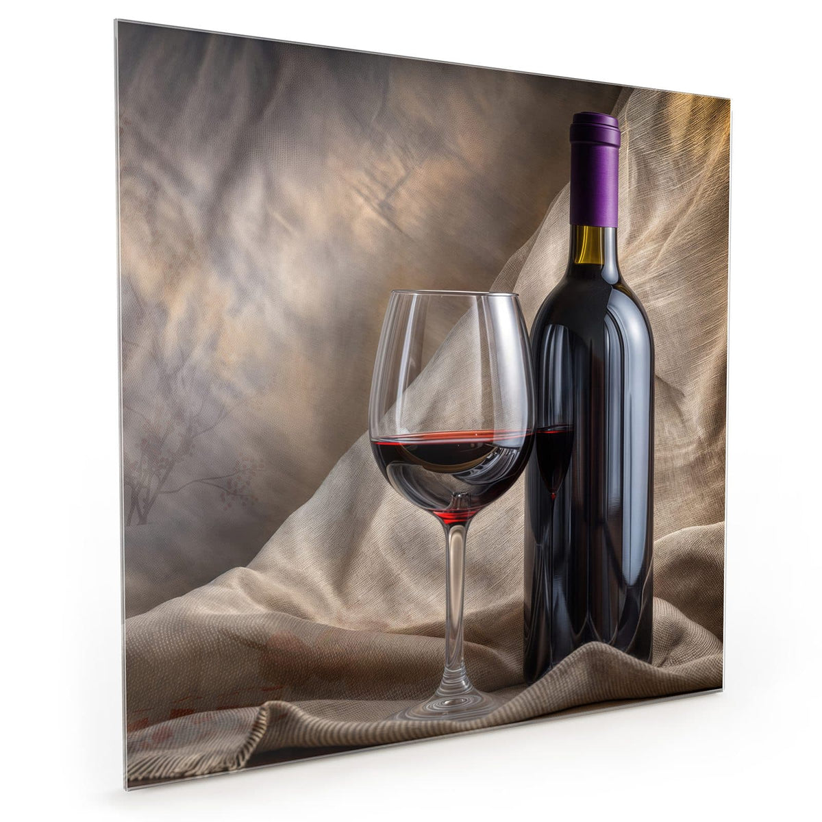 Küchenrückwand aus Glas im quadratischen Format mit Motiv Weinflasche und Glas: Dunkle Rotweinflasche neben halbvollem Glas vor drapiertem beigem Stoff #grösse_40 x 40 cm #grösse_50 x 50 cm #grösse_60 x 60 cm