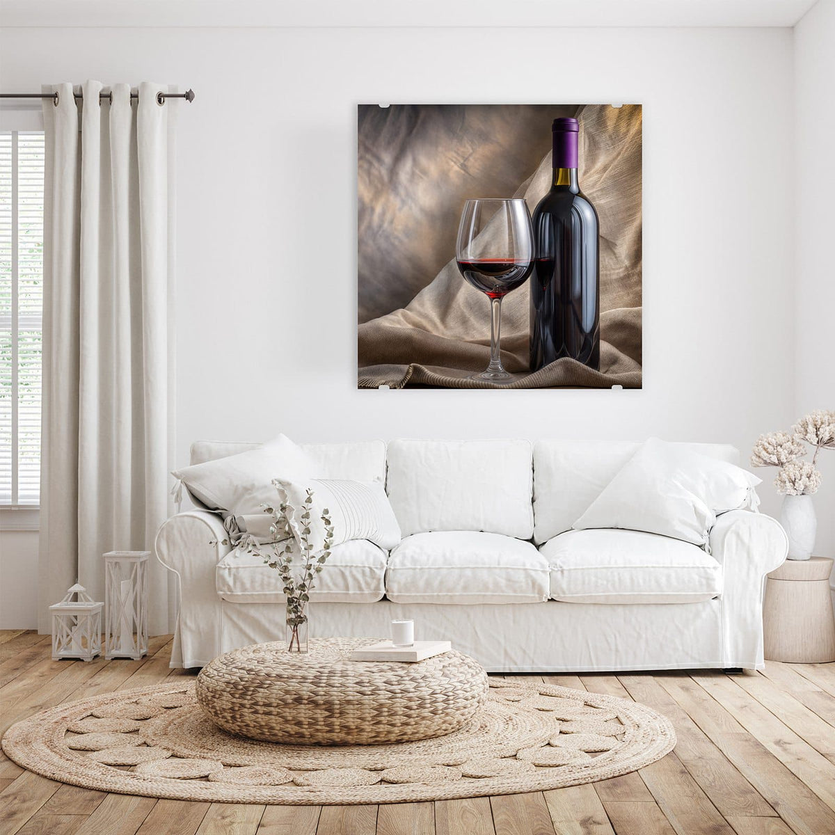 Glasbild Weinflasche und Glas an der Wand – Dunkle Rotweinflasche neben halbvollem Glas vor drapiertem beigem Stoff