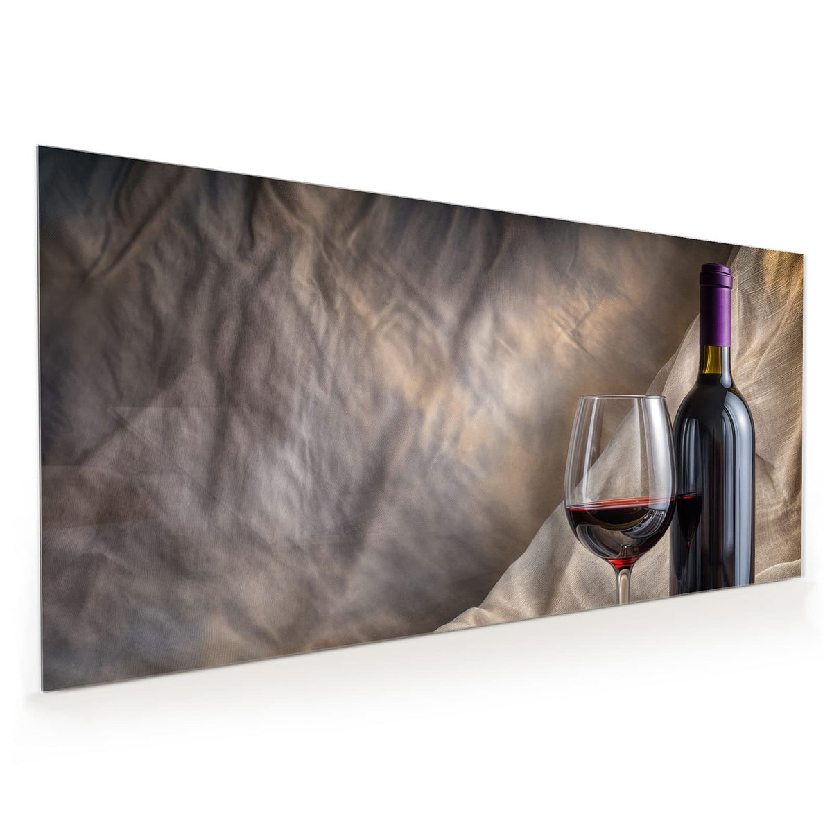 Küchenrückwand aus Glas im Hochformat mit Motiv Weinflasche und Glas: Dunkle Rotweinflasche neben halbvollem Glas vor drapiertem beigem Stoff