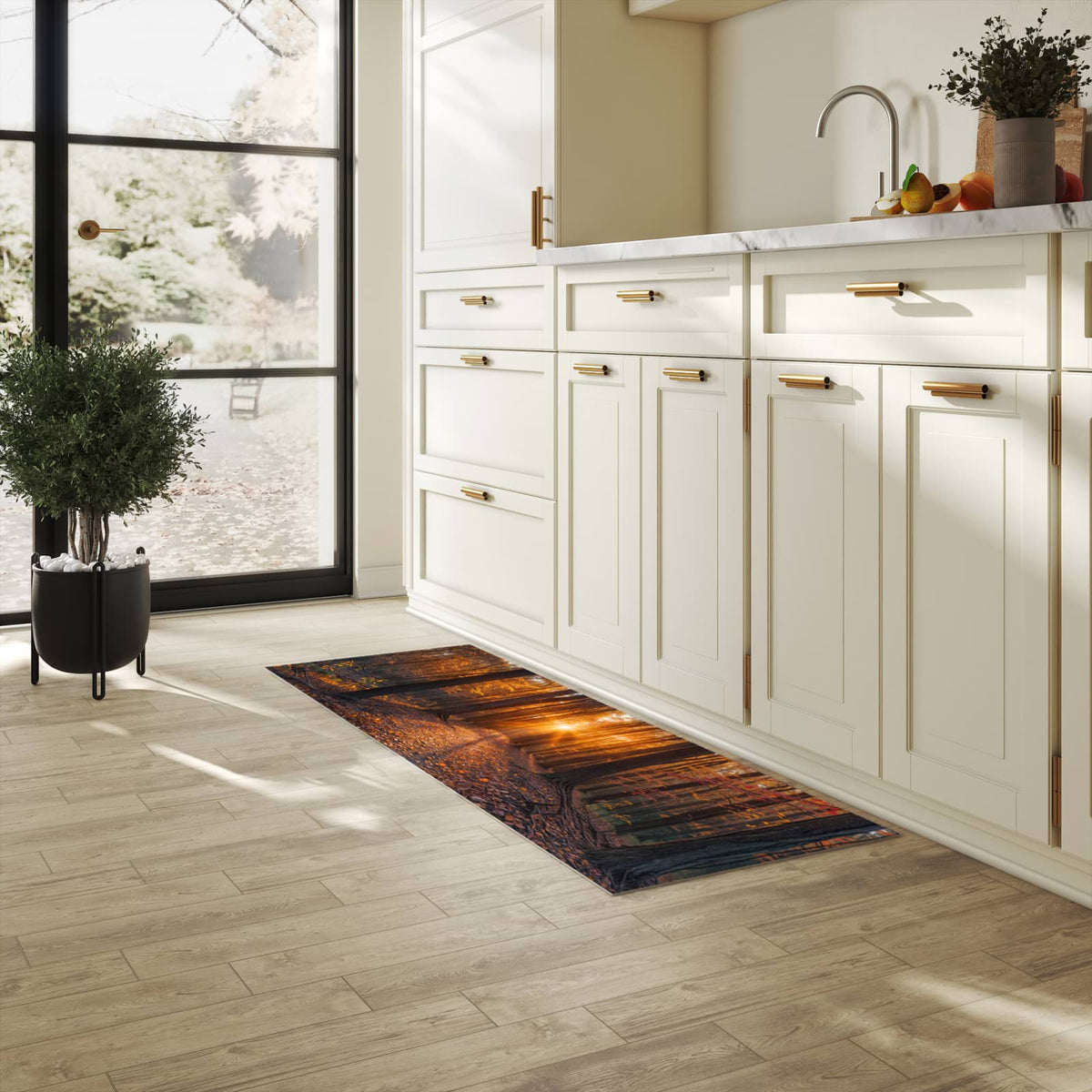 Feuchtigkeitsresistenter Teppich für Küche mit Motiv Sonnenuntergang Wald in heller Küche