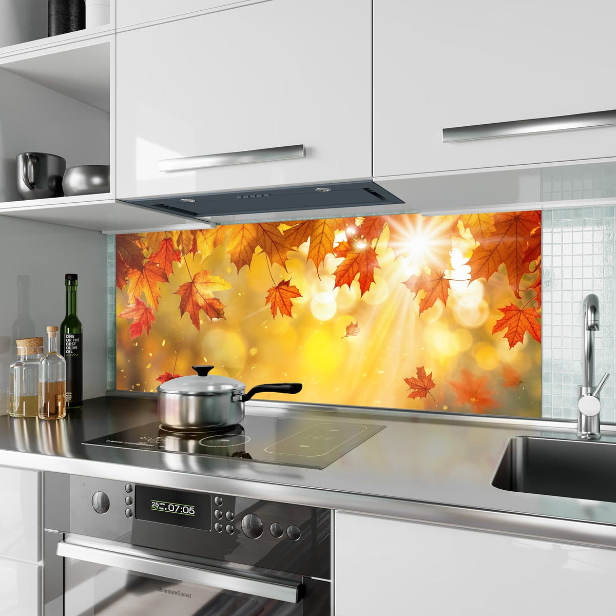 Küchenrückwand aus Glas Sonne im Ahornlaub im Hochformat als Spritzschutz hinter dem Kochfeld, über dem Fliesenspiegel montiert