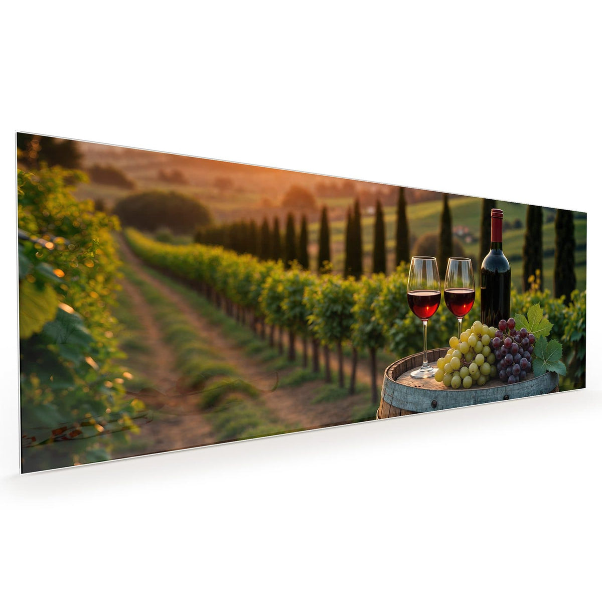 Küchenrückwand aus Glas im Hochformat mit Motiv Rotwein im Weinberg: Rotweinflasche, zwei gefüllte Gläser und Trauben auf einem Fass vor Rebhügeln #grösse_40 x 100 cm #grösse_50 x 125 cm #grösse_60 x 150 cm