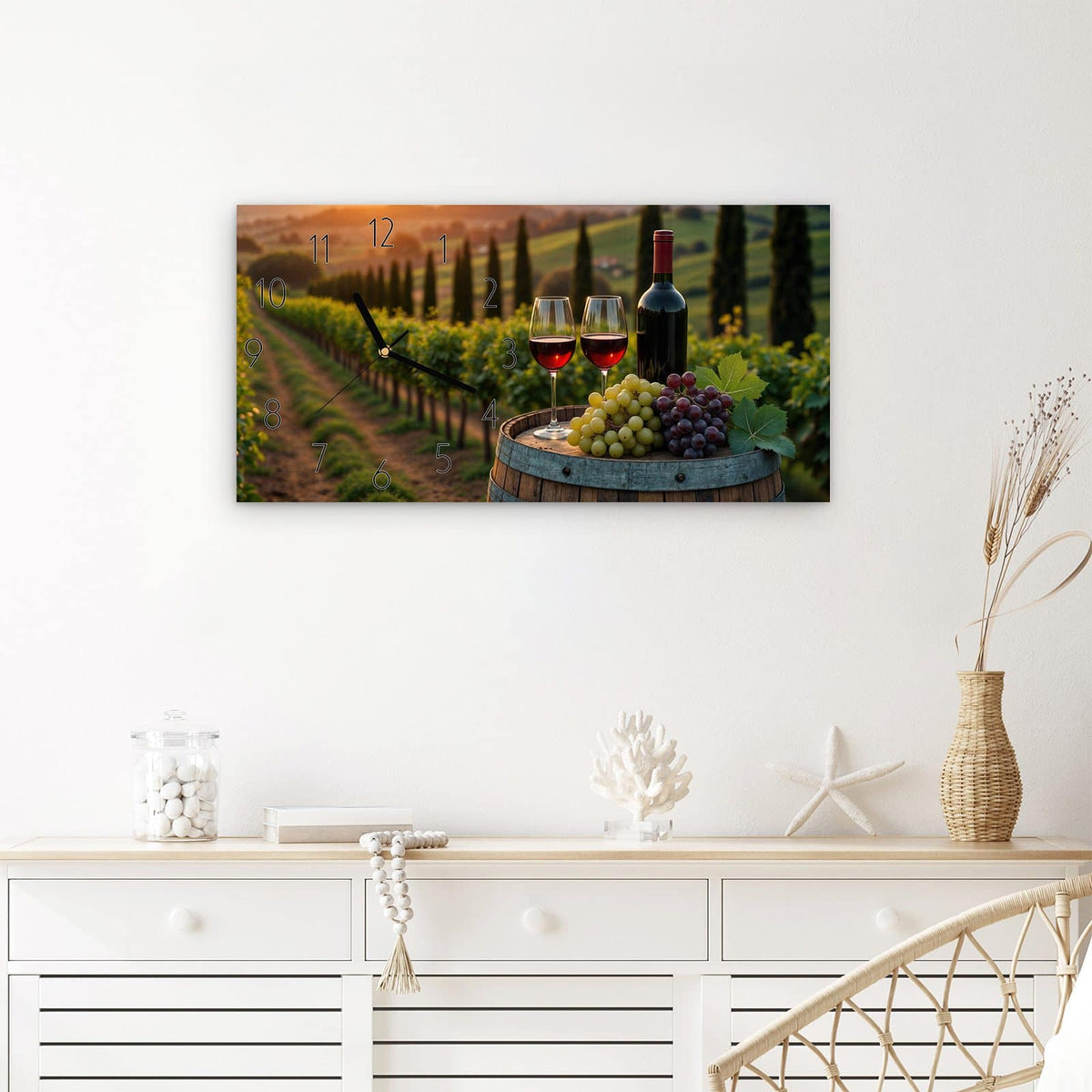 Wanduhr Weinlandschaft aus Glas – Querformat 60 × 30 cm – Weinfass vor Rebhügeln im Abendlicht