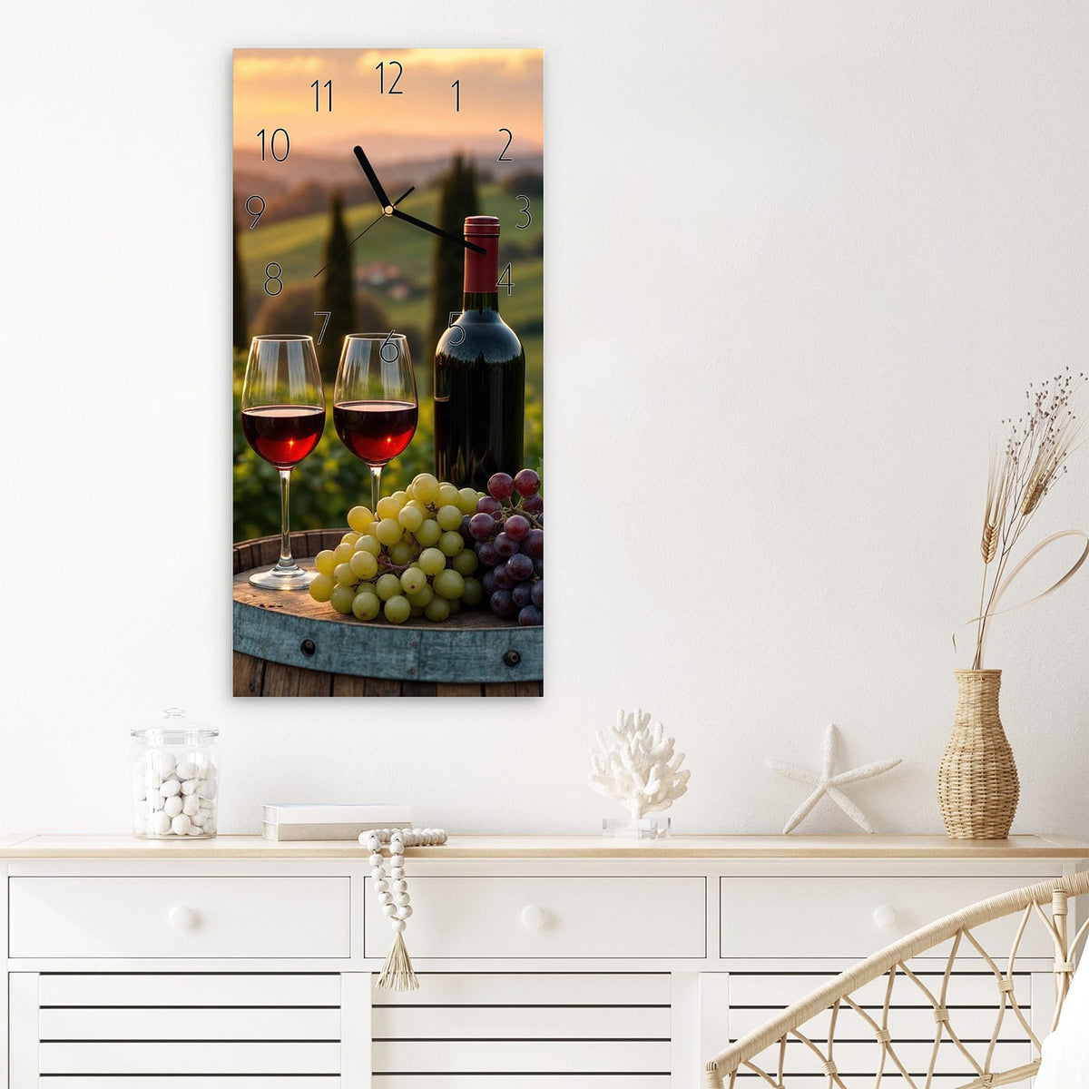 Wanduhr Weinlandschaft aus Glas – Hochformat 30 × 60 cm – Weinfass vor Rebhügeln im Abendlicht
