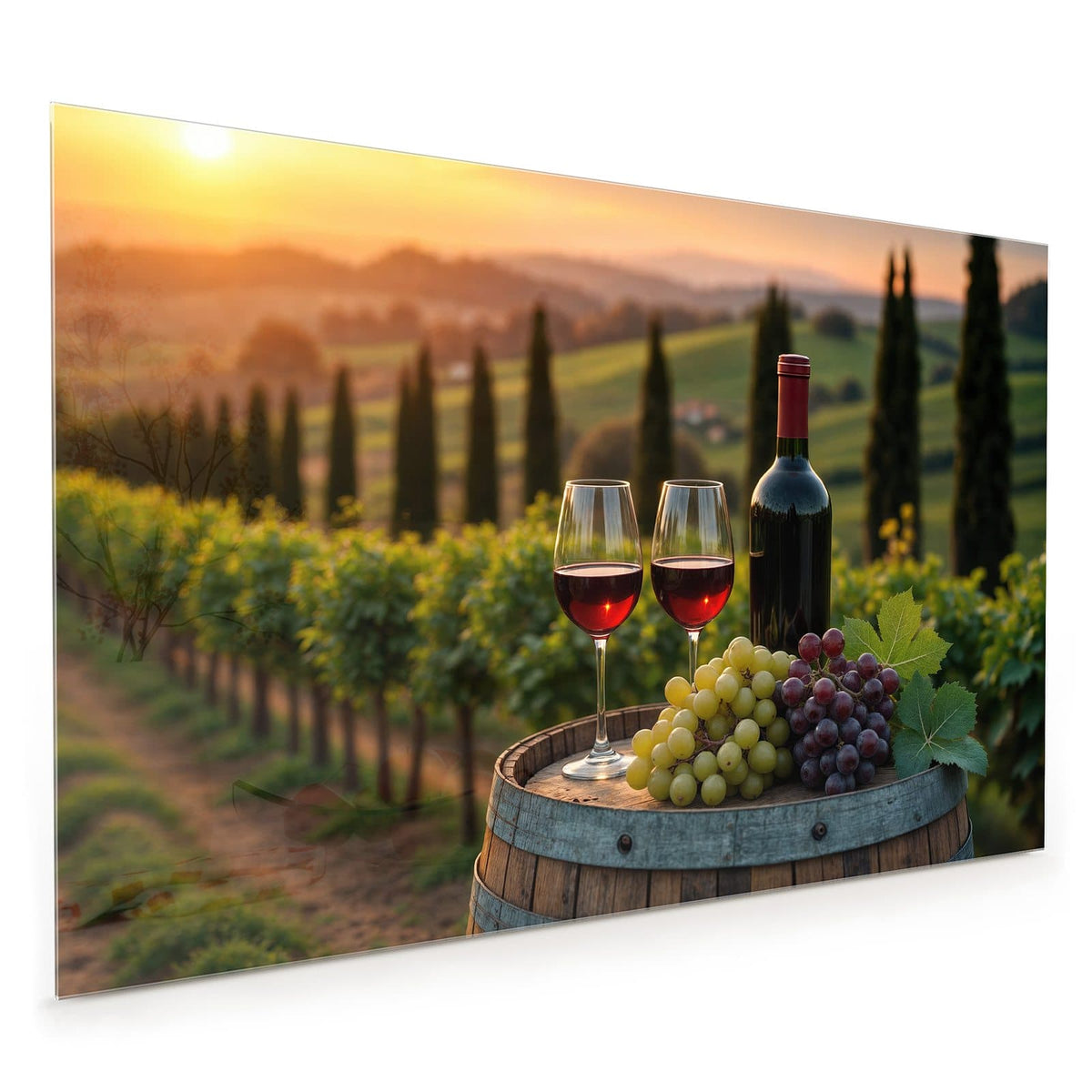 Küchenrückwand aus Glas im Hochformat mit Motiv Rotwein im Weinberg: Rotweinflasche, zwei gefüllte Gläser und Trauben auf einem Fass vor Rebhügeln
