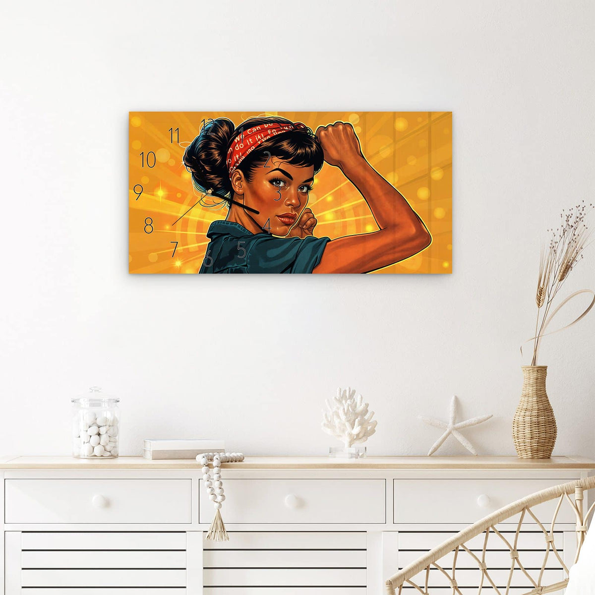 Wanduhr Motivationsposter aus Glas – Querformat 60 × 30 cm – Pop-Art-Frau spannt den Bizeps