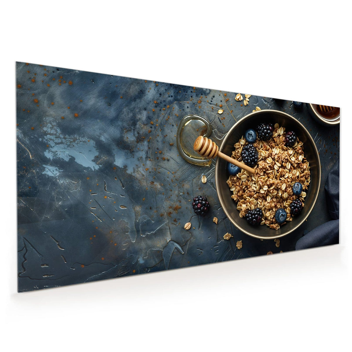 Küchenrückwand aus Glas im Hochformat mit Motiv Müsli mit Beeren: Schale Granola mit Brombeeren und Blaubeeren, Honiglöffel auf dunklem Stein