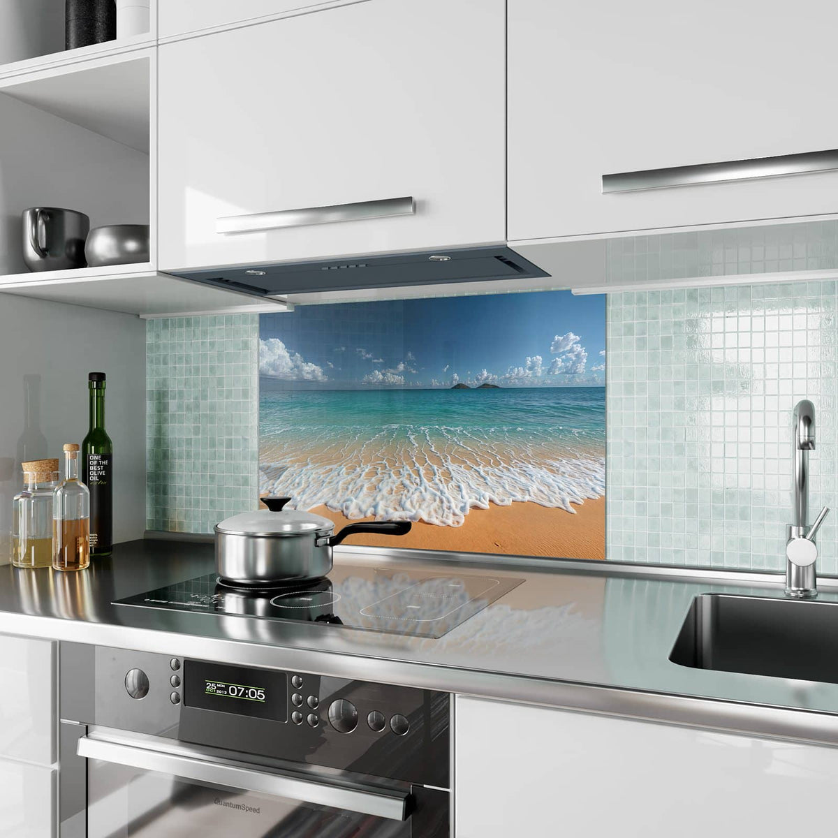 Küchenrückwand aus Glas Brandung vor Inseln im Hochformat als Spritzschutz hinter dem Kochfeld, über dem Fliesenspiegel montiert