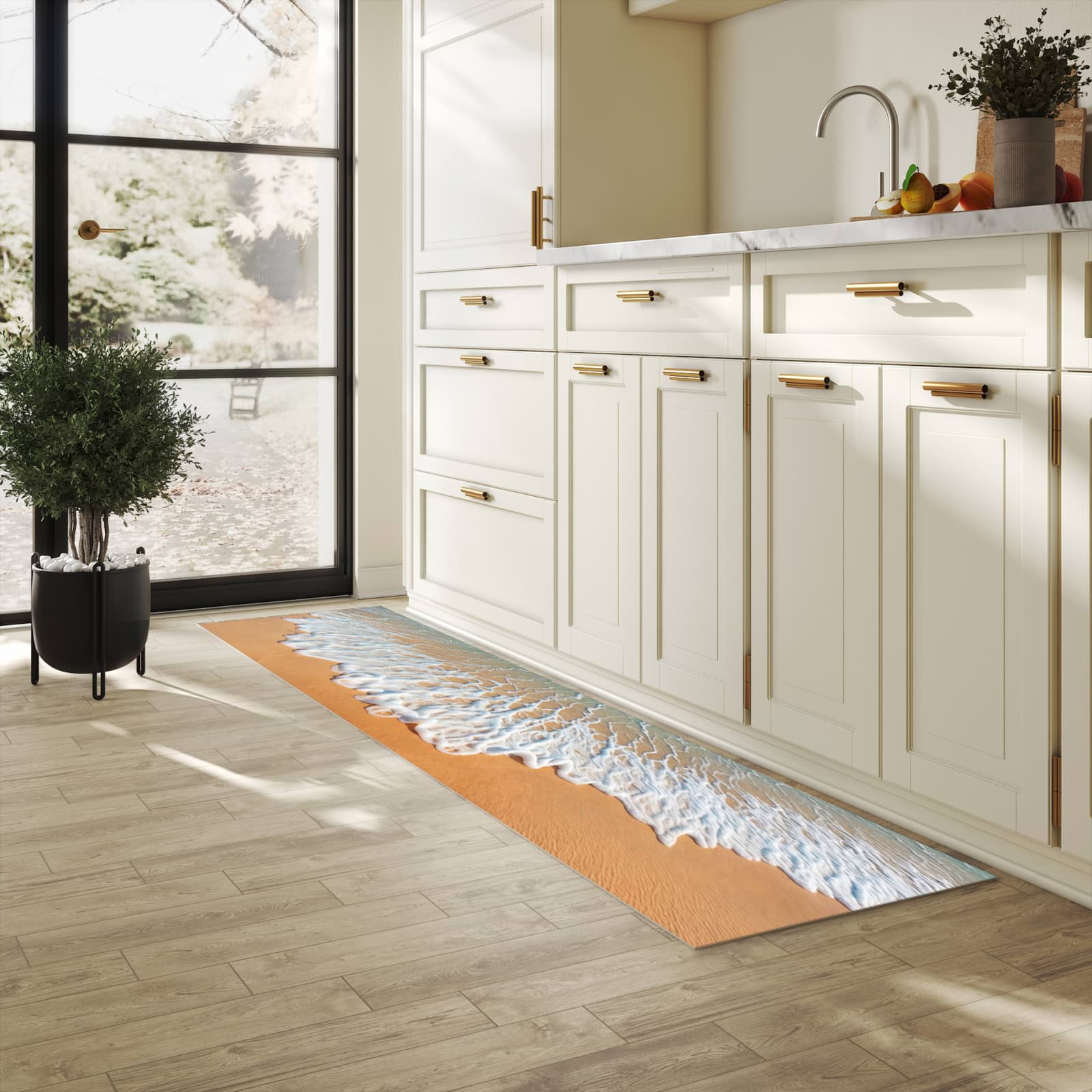 Bodenschonender waschbarer Küchenteppich mit Motiv Wellen am Sandstrand in heller Küche