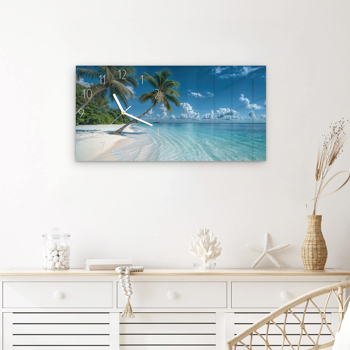 Wanduhr Strandurlaub aus Glas – Querformat 60 × 30 cm – Zwei Palmen über türkisem Wasser