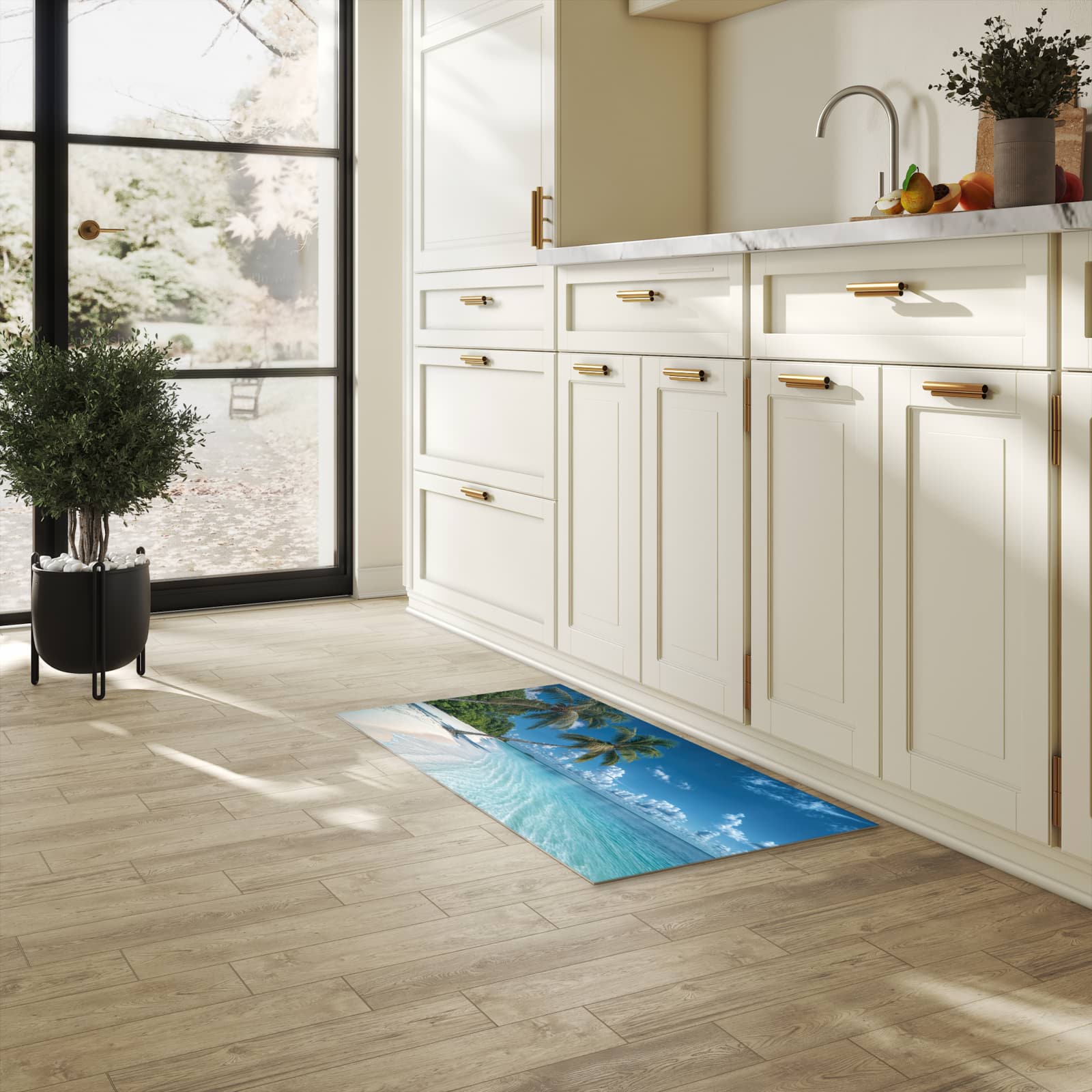 Schmutzabweisender waschbarer Küchenläufer mit Motiv Strandurlaub in heller Küche
