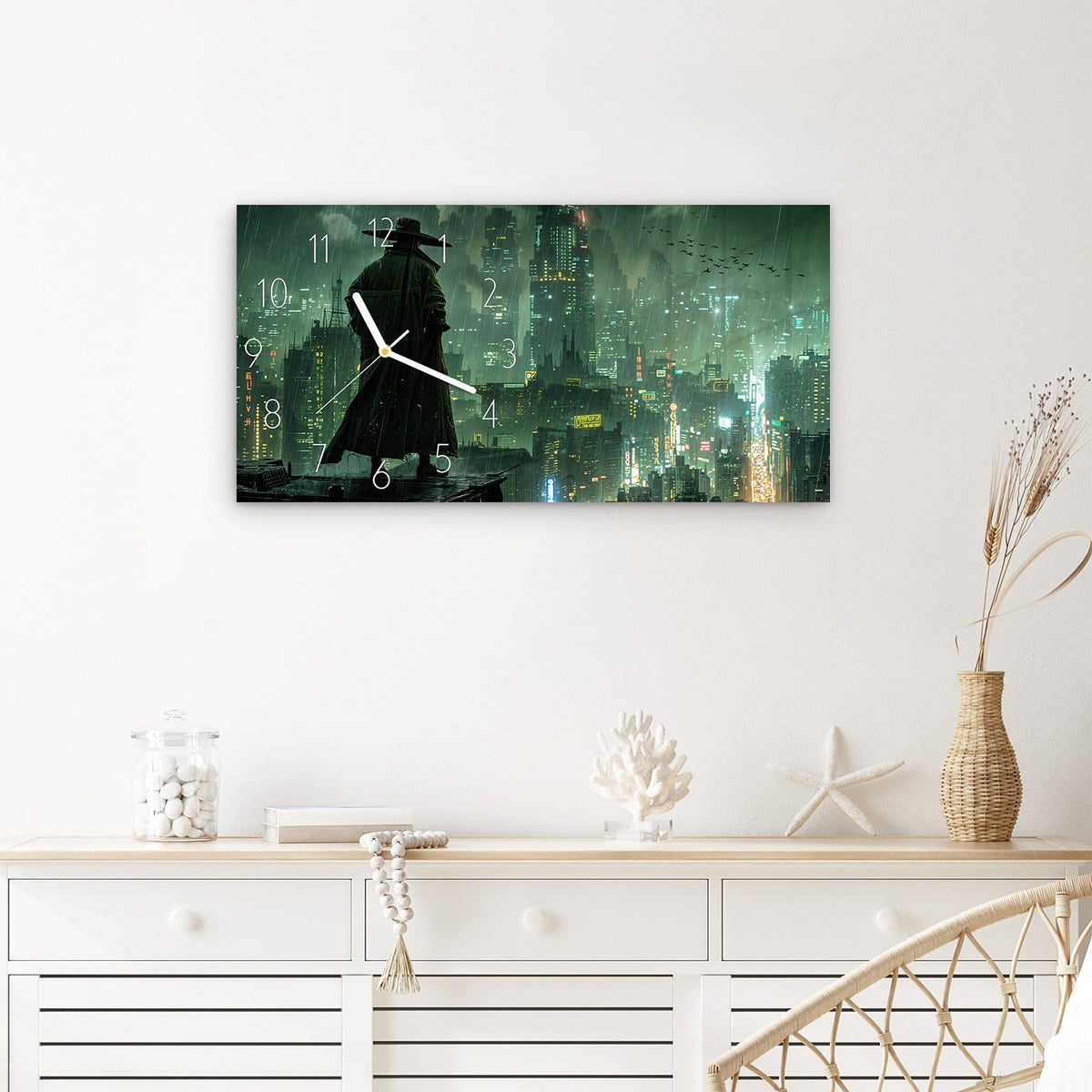 Wanduhr Stadt in Regen aus Glas – Querformat 60 × 30 cm – Mann mit Hut über Neonstadt