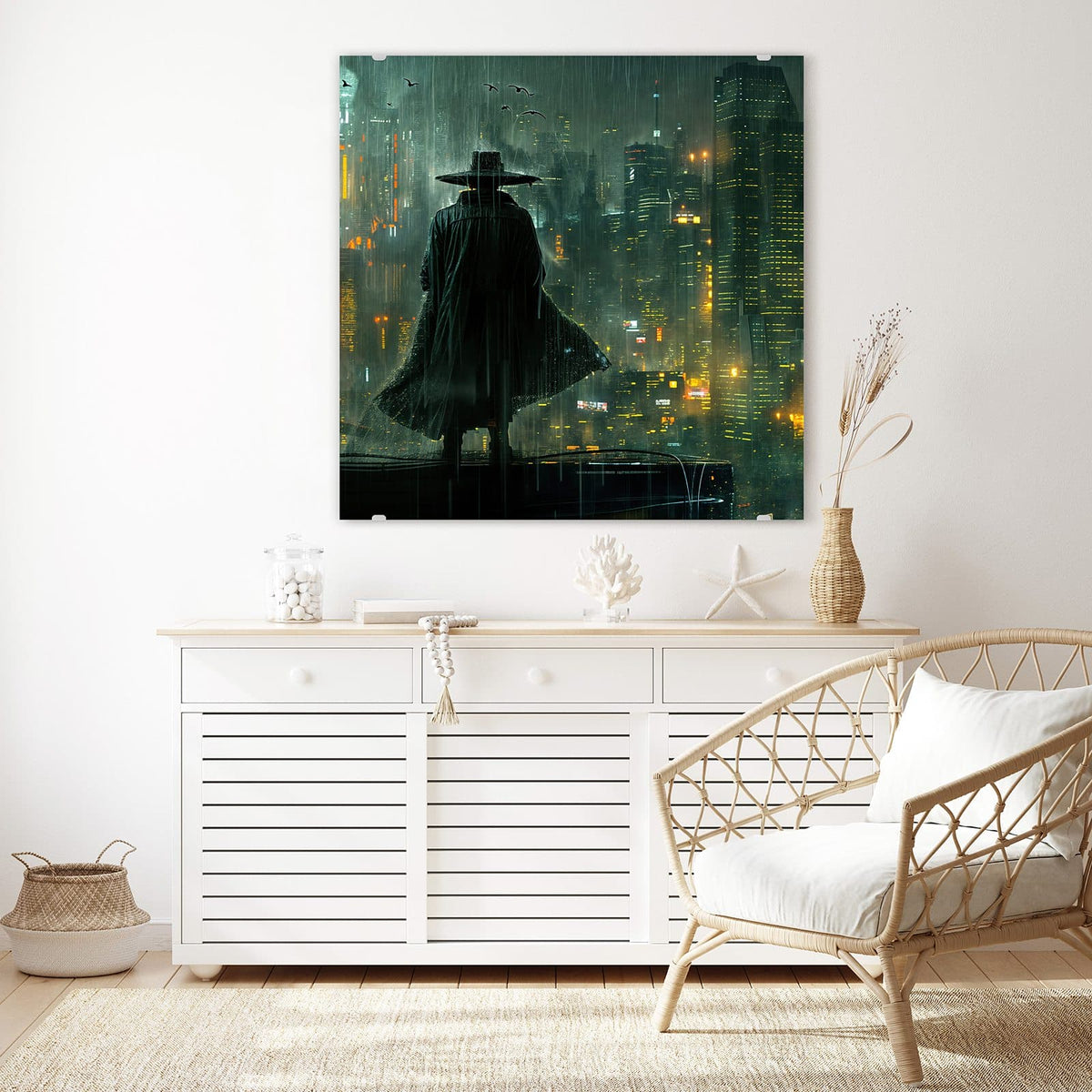 Glasbild Mann mit Hut im Regen an der Wand – Figur in langem Mantel und Hut von hinten, Regen, Hochhäuser mit Lichtern