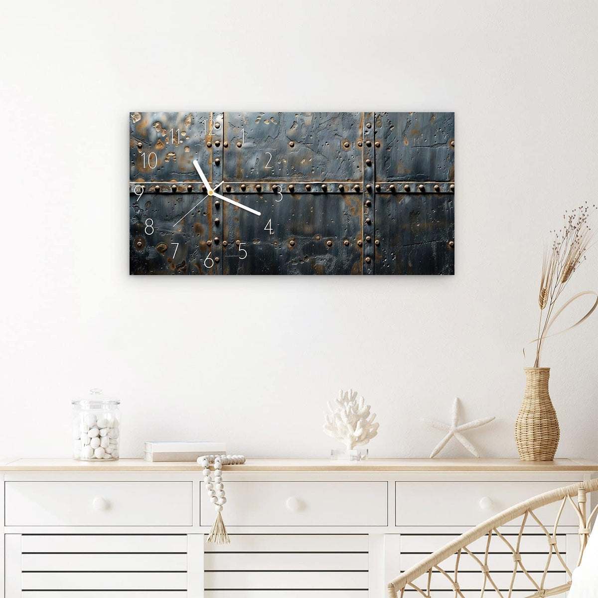 Wanduhr Metalltür Design aus Glas – Querformat 60 × 30 cm – Genietete Stahlpaneele mit Rostspuren