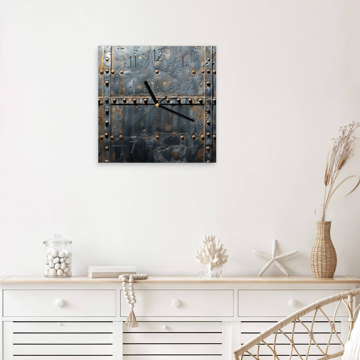 Wanduhr Stahl mit Nieten aus Glas – Quadratisch 30 × 30 cm – Genietete Stahlpaneele mit Rostspuren