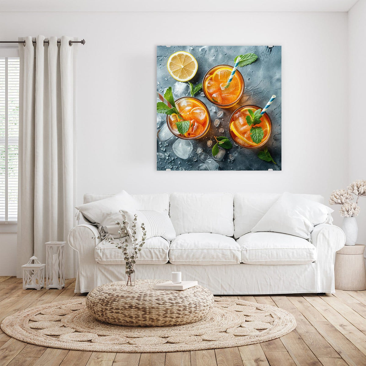 Glasbild Drei Drinks mit Zitrone an der Wand – Drei Gläser mit orangefarbenem Eisgetränk, Zitrusscheiben, Minze und Papierstrohhalmen, daneben eine halbe Zitrone auf grauem Stein