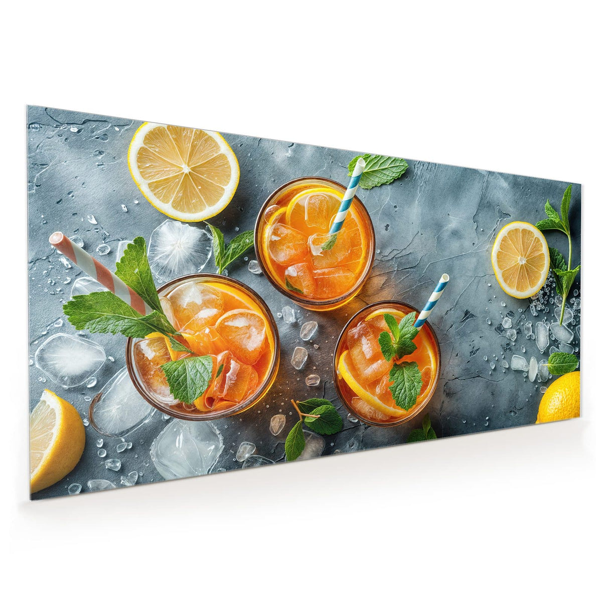 Küchenrückwand aus Glas im Hochformat: Drei Gläser mit orangefarbenem Eisgetränk, Zitrusscheiben, Minze und Papierstrohhalmen