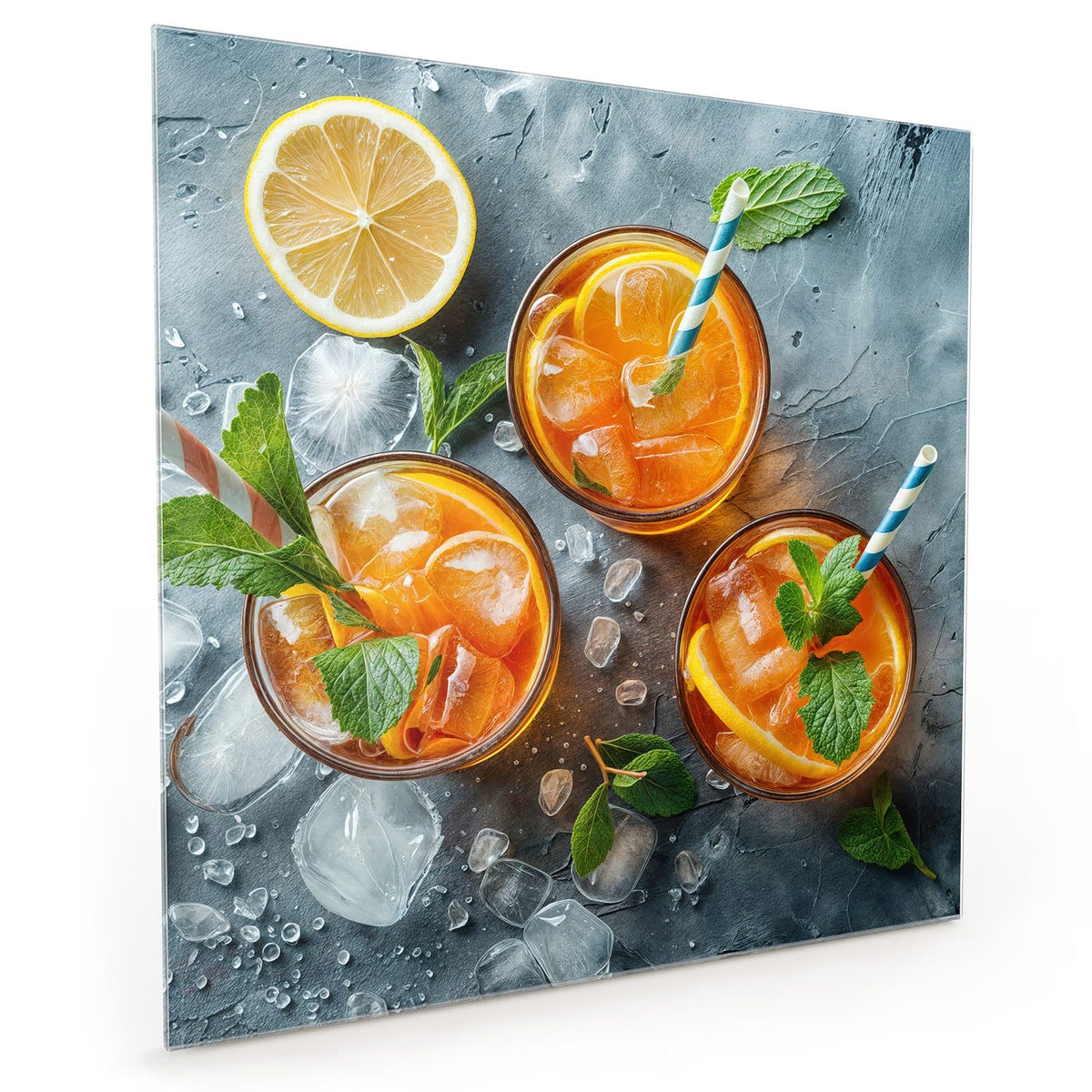 Küchenrückwand aus Glas im quadratischen Format: Drei Gläser mit orangefarbenem Eisgetränk, Zitrusscheiben, Minze und Papierstrohhalmen #grösse_40 x 40 cm #grösse_50 x 50 cm #grösse_60 x 60 cm