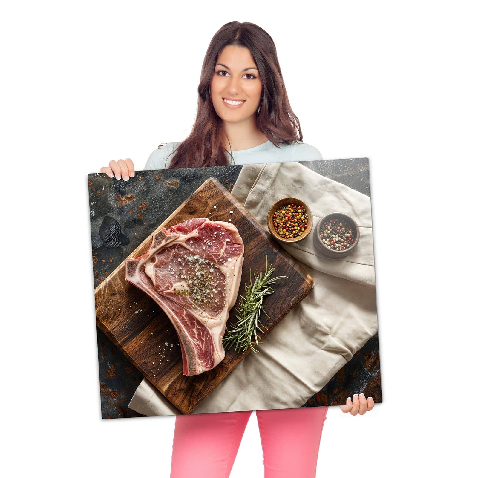 Herdabdeckplatte mit Steakauf Holzbrett-Motiv wird zur Größendarstellung gehalten