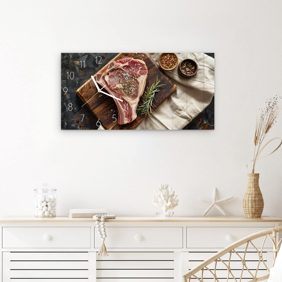 Wanduhr Steakauf Holzbrett aus Glas – Querformat 60 × 30 cm – Rohes Steak mit Salz und Rosmarin