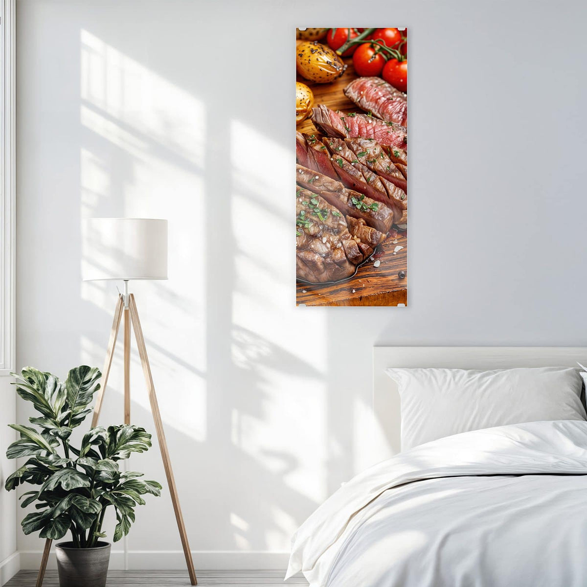 Glasbild Steak mit Kartoffeln an der Wand – Aufgeschnittenes Steak auf Holzbrett mit Ofenkartoffeln, Rispentomaten, Rosmarin und Pfefferkörnern