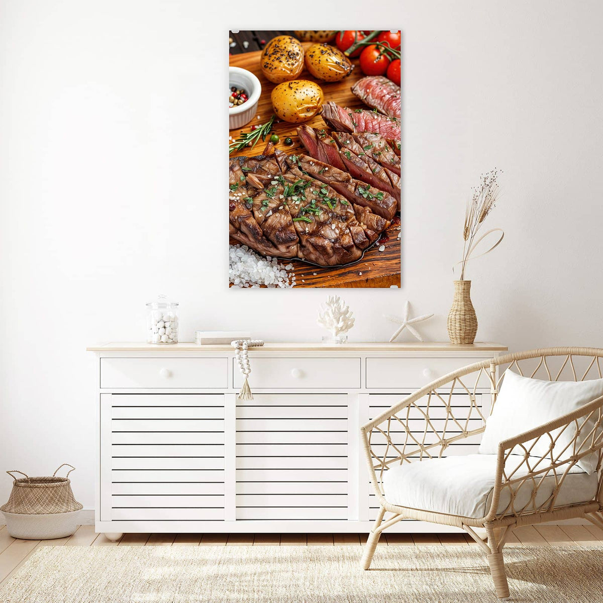 Glasbild Steak mit Kartoffeln an der Wand – Aufgeschnittenes Steak auf Holzbrett mit Ofenkartoffeln, Rispentomaten, Rosmarin und Pfefferkörnern
